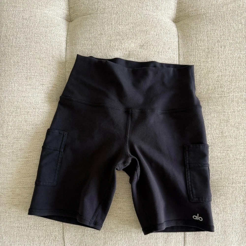 Alo Yoga bike shorts with pockets Size S - Picture 4 of 7
